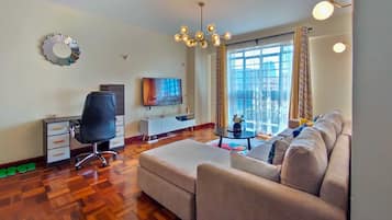 Deluxe appartement | Woonruimte | Een 24-inch smart-tv met satellietzenders