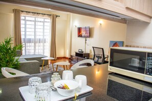 商務公寓 | 起居區 | 24-吋智慧型電視，提供衛星頻道