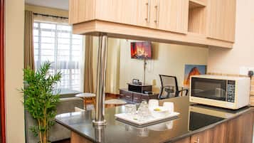 Business-Apartment | Eigene Küche | Kühlschrank, Mikrowelle, Kochgeschirr/Geschirr/Besteck
