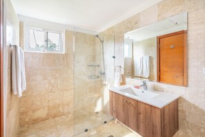 Regadera, secadora de cabello, toallas 