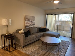 Living area - Modesto 2 Bdrm/2 Ba unit in gated area nr shopping, eateries, in unit wash/dryer (Modesto)