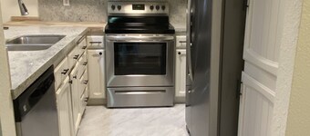 Modesto 2 Bdrm/2 Ba unit in gated area nr shopping, eateries, in unit wash/dryer