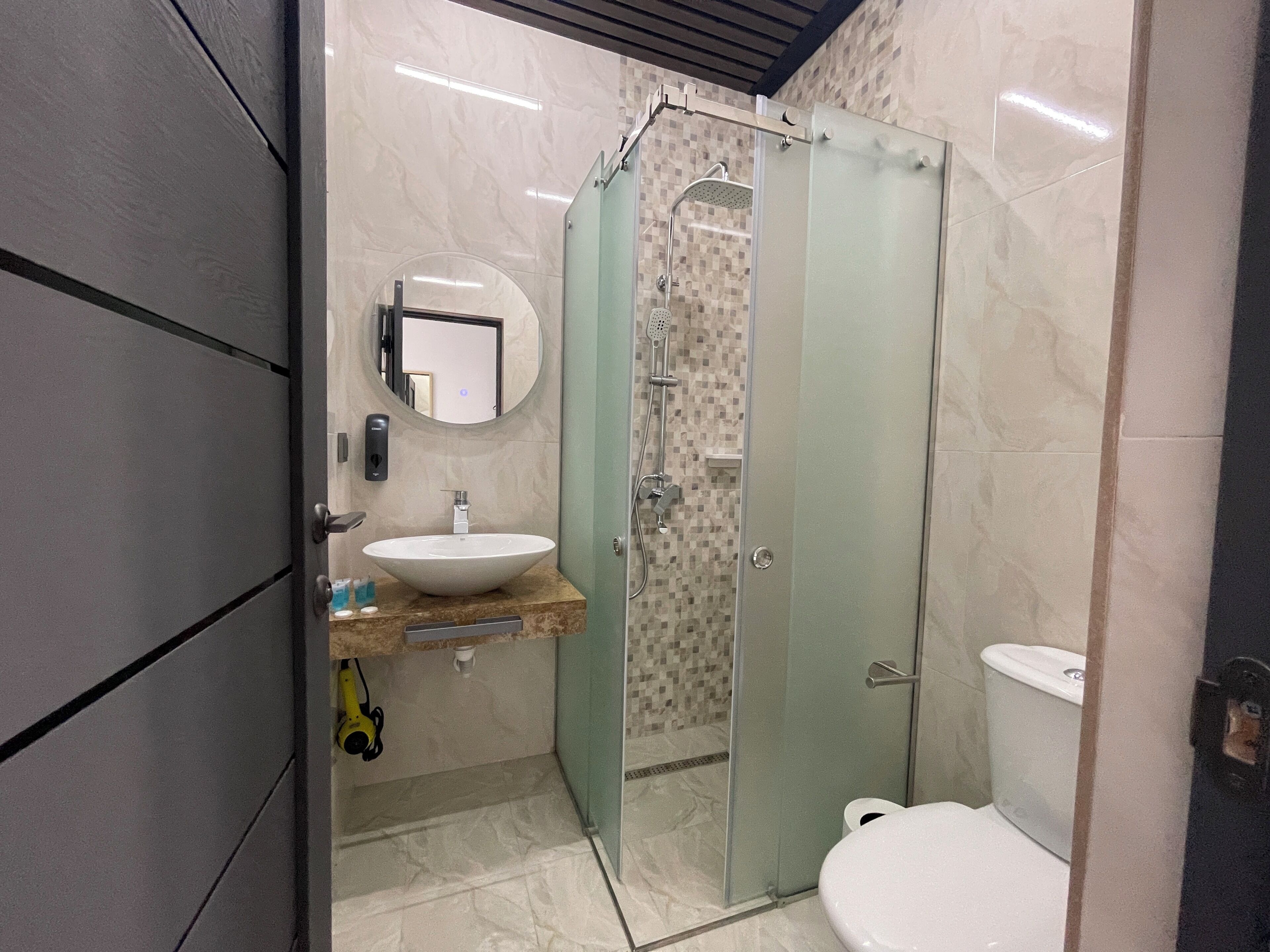 Camera Deluxe con letto matrimoniale o 2 letti singoli | Bagno | Asciugacapelli, pantofole, sapone, shampoo