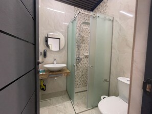 Deluxe Double or Twin Room | Bathroom - Noragyugh Guesthouse (Yerevan)