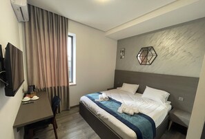 Deluxe Double or Twin Room | Desk, laptop workspace, soundproofing, free WiFi - Noragyugh Guesthouse (Yerevan)