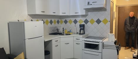 Een koelkast, een microgolfoven, een oven, een kookplaat