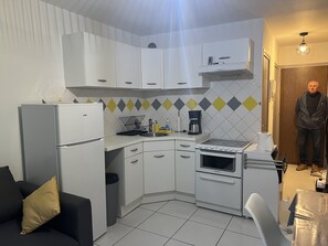 Fridge, microwave, oven, stovetop - Ouréa, Appartement aux Portes de Ax les Thermes (Savignac-les-Ormeaux)