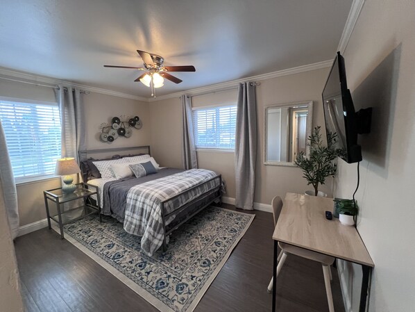 3 bedrooms, desk, iron/ironing board, travel cot - Sublime Sac Shack (Sacramento)