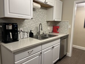 Fridge, microwave, oven, stovetop - Sublime Sac Shack (Sacramento)