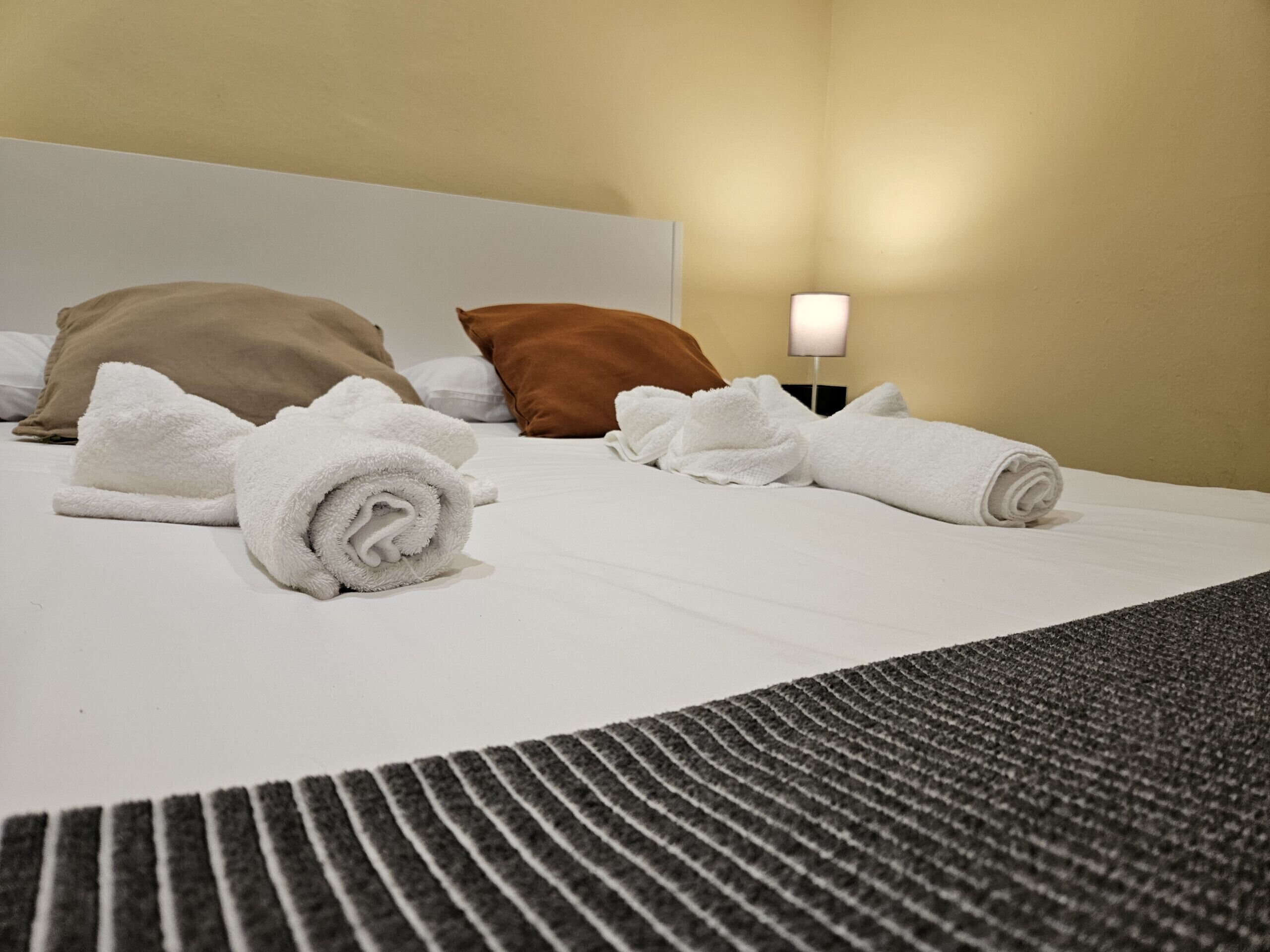 2 habitaciones, tabla de planchar con plancha y wifi gratis 