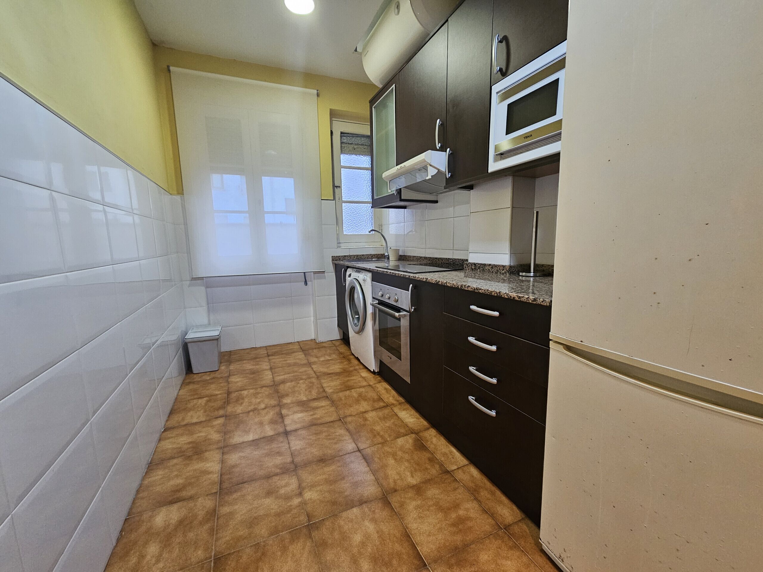 Kjøleskap, mikrobølgeovn, ovn og kaffetrakter/tekoker