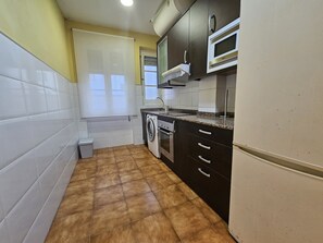 Een koelkast, een microgolfoven, een oven