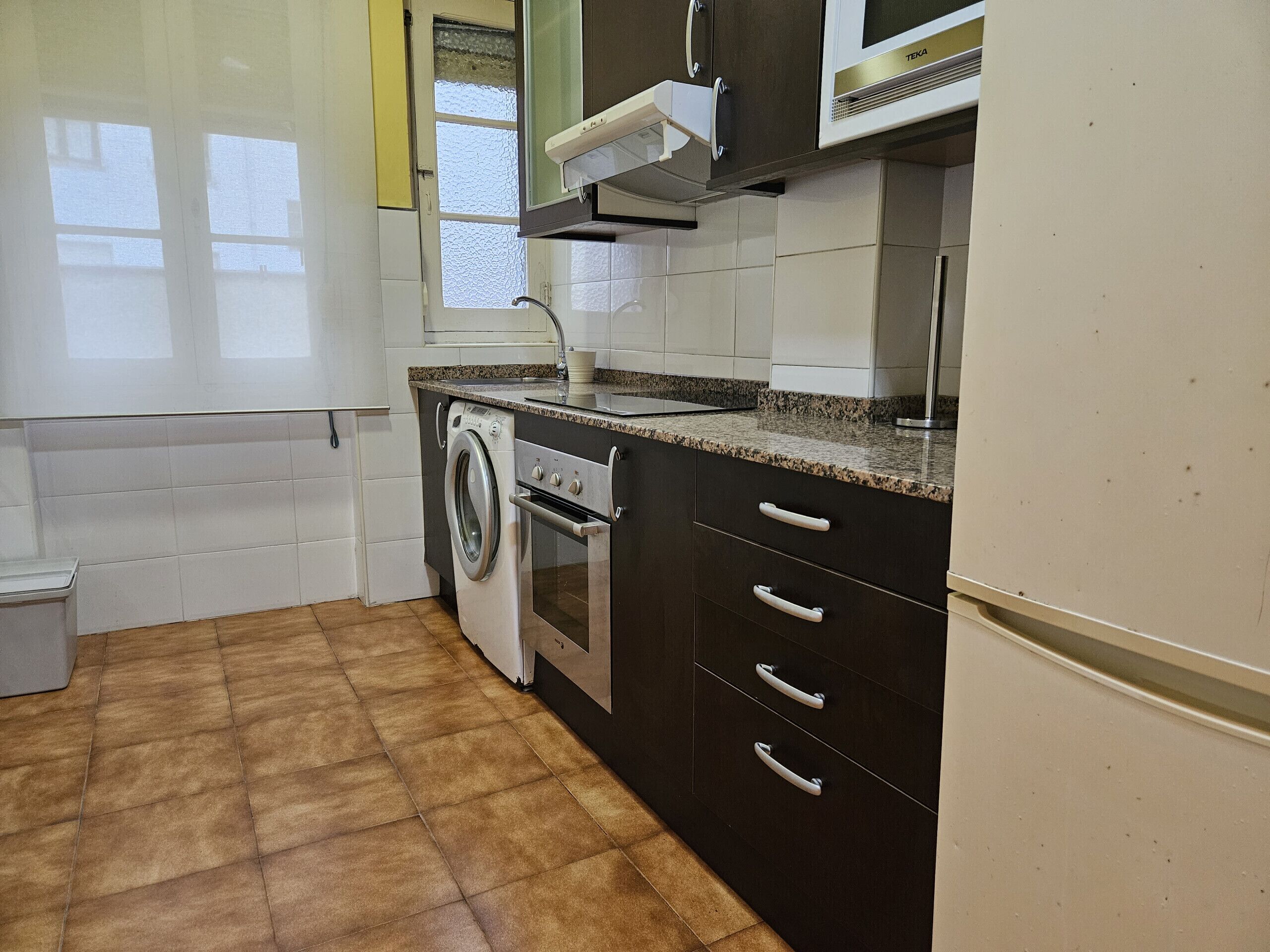 Refrigerador, microondas, horno y cafetera y tetera 
