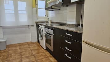 Refrigerador, microondas, horno y cafetera y tetera