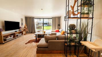 Tv, eldstad och bordsfotboll