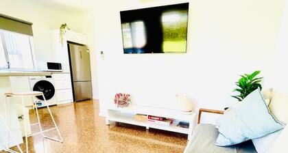 Cosy 2 bedroom cottage in quiet area close to shops and restaurants