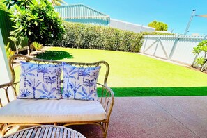 Property grounds - Cosy 2 bedroom cottage in quiet area close to shops and restaurants (Exmouth)