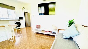 Smart TV, books - Cosy 2 bedroom cottage in quiet area close to shops and restaurants (Exmouth)