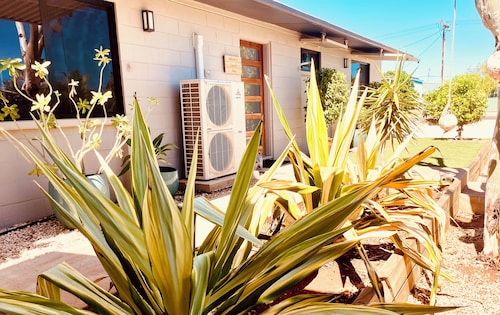 Cosy 2 bedroom cottage in quiet area close to shops and restaurants