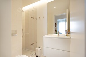 Ducha, secador de pelo, toallas