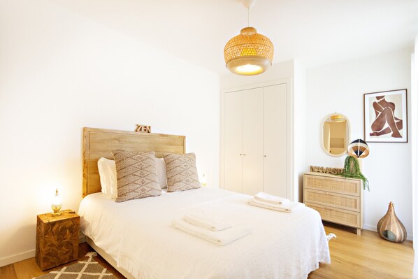 2 bedrooms, iron/ironing board, free WiFi, bed sheets