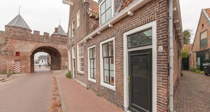 Prachtig rijksmonument pal naast de Koppelpoort te Amersfoort. 