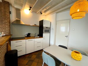 Réfrigérateur, micro-ondes, lave-vaisselle, tables à manger