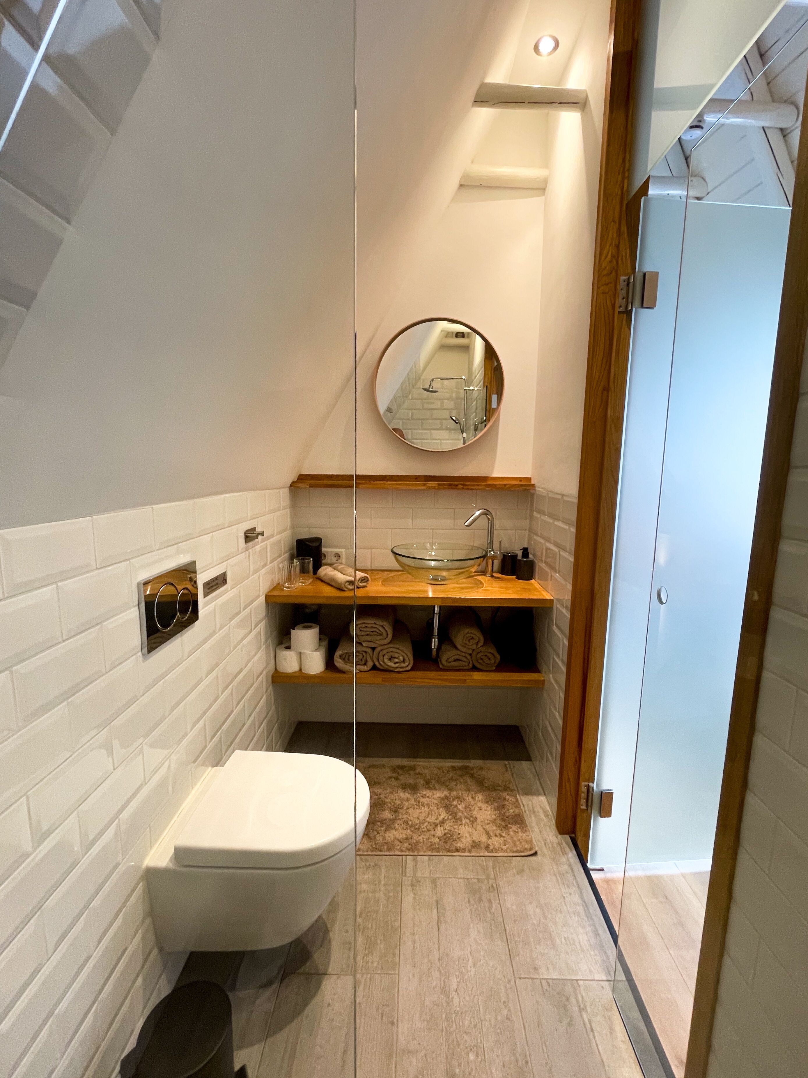 Douche, sèche-cheveux, serviettes fournies, savon