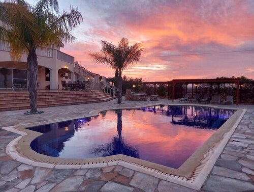 Hideaway Villa - quiet, spacious in unique landscaped gardens with golf green
