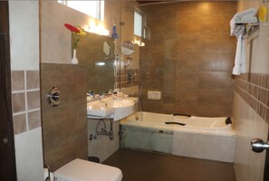 Suite Mewah | Kamar mandi | Sandal