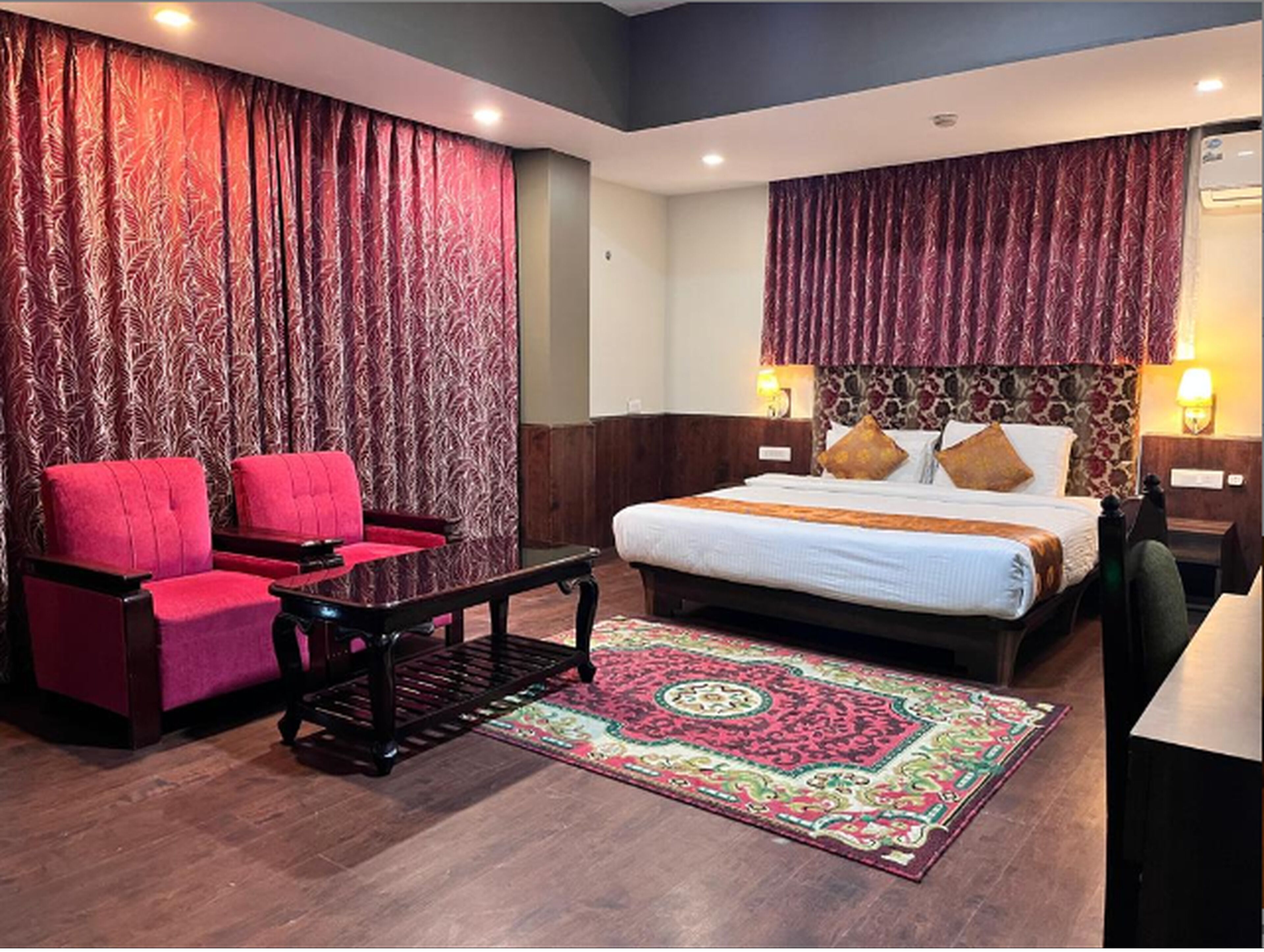 Luxury Suite | 1 bedroom, in-room safe, soundproofing, iron/ironing board