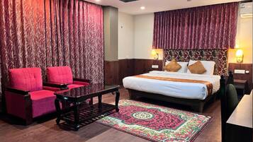 Luxury Suite | 1 bedroom, in-room safe, soundproofing, iron/ironing board