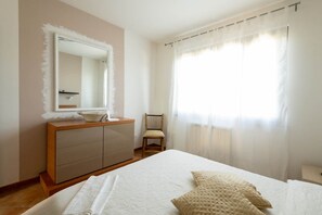3 bedrooms, desk, iron/ironing board, free WiFi
