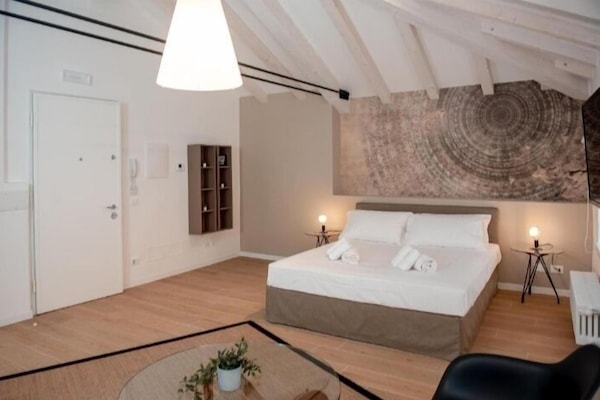 Tweepersoonskamer | Donzen dekbedden, een bureau, een laptopwerkplek, geluiddichte muren