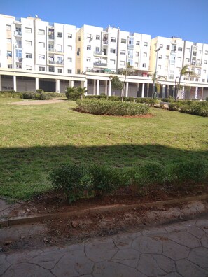 Property grounds - Un bel Appartement pas Loin de la Plage Avec 3 ch et un Salon Wifi Tv Iptv (Kénitra)
