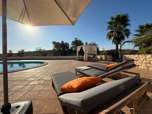 A poolside area with lounge chairs and a pergola. - Villa Botanica - Amazing villa with private pool (Silves)