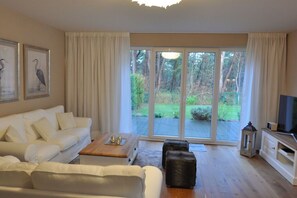 Smart TV, fireplace, DVD player