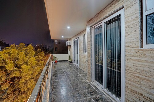 5 minutes to the medanta hospital and 10 minutes from Millennium city center 