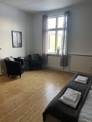 Habitación básica con 1 cama doble o 2 individuales | Escritorio, wifi gratis, ropa de cama