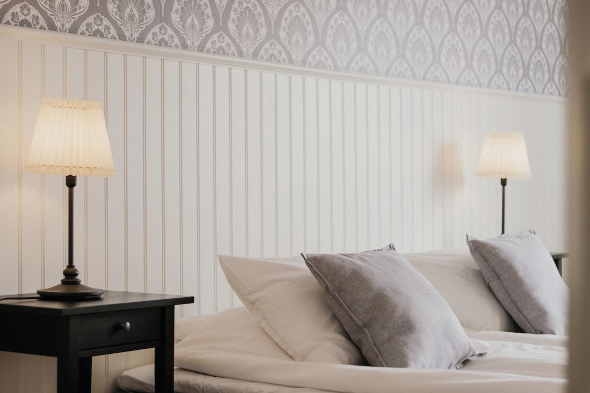 Quarto casal ou duplo econômico | Escrivaninha, Wi-Fi de cortesia, roupa de cama