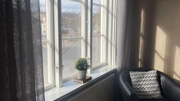 Escritorio, wifi gratis y ropa de cama