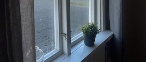 Escritorio, wifi gratis y ropa de cama