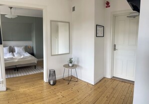 Classic Studio Suite | Desk, free WiFi, bed sheets