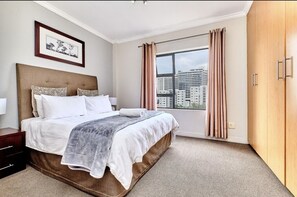 Exclusive-Apartment, 2 Schlafzimmer, Nichtraucher, Stadtblick | 2 Schlafzimmer, Bettwäsche aus ägyptischer Baumwolle