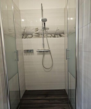 Douche, serviettes fournies