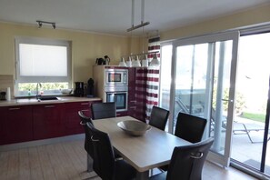 Een koelkast, een magnetron, een oven, een kookplaat