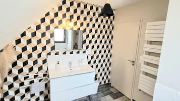 Serviettes fournies, savon, shampoing, papier toilette