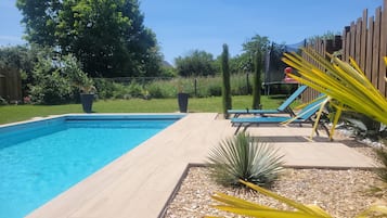 Een buitenzwembad en een verwarmd zwembad