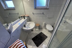 Regadera, secadora de cabello, toallas 