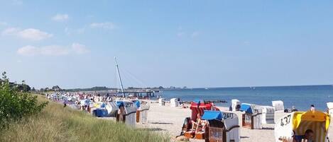 Nær stranden og solsenger